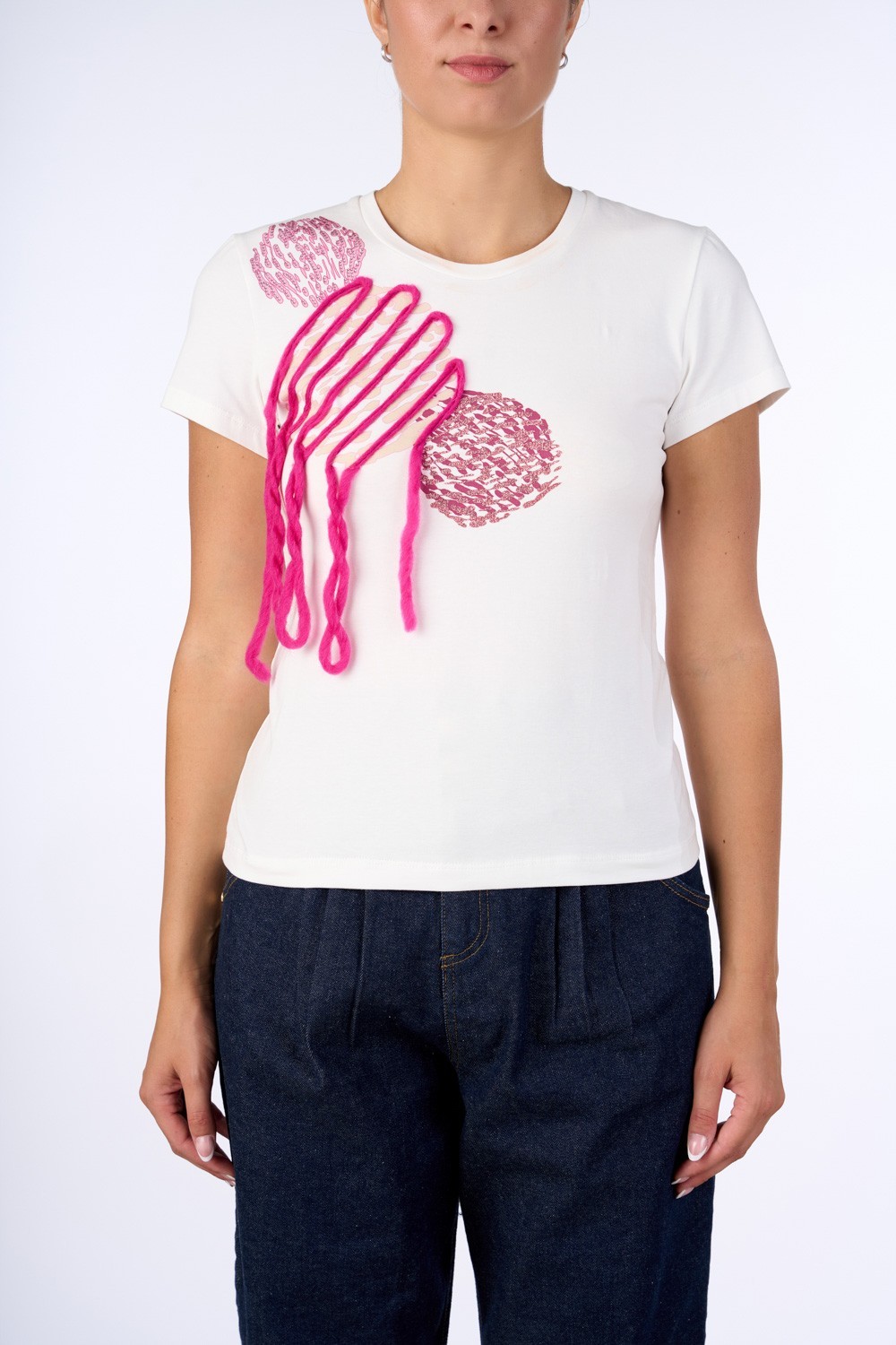 T-SHIRT CON APPLICAZIONE E STAMPA